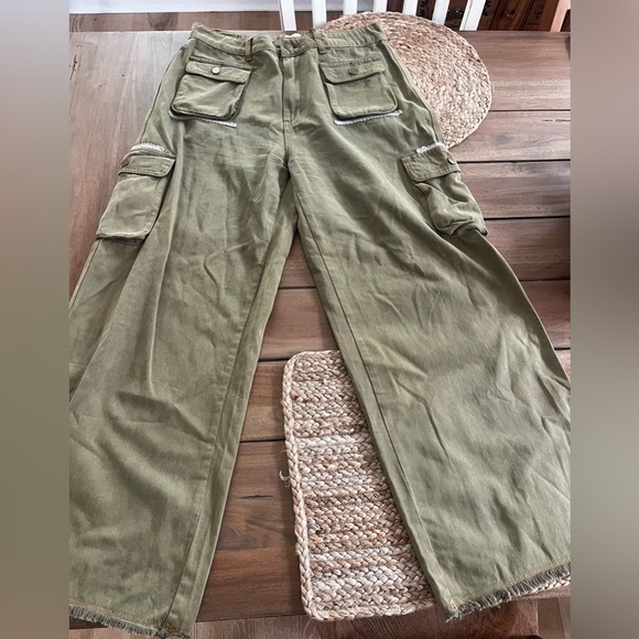 KIMBERLY OLIVE WIDE
LEG CARGO PANTS by POL; Size Large - Picture 11 of 15